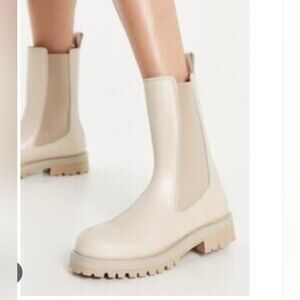 Steve Madden Cream Chelsea Boots Size 8.5
